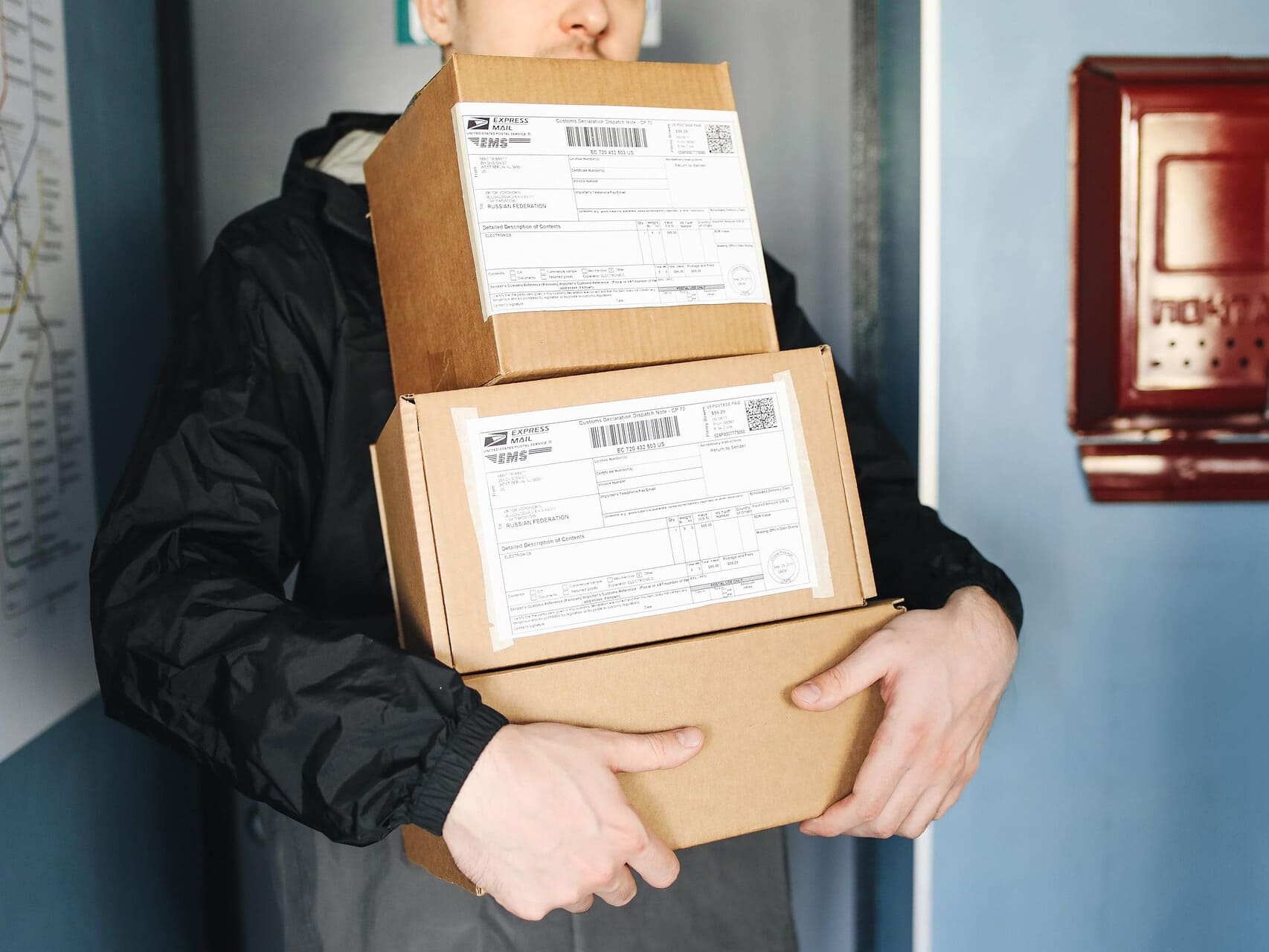 宅配便　荷物を抱える男性